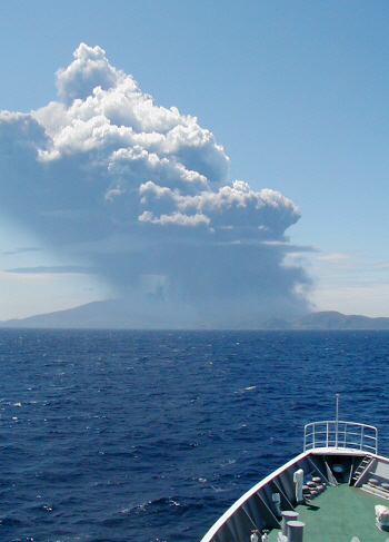 해상에서 바라본 `가고시마 화산 폭발`                                                                                                                                                             