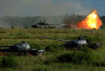  러시아 T-90 탱크 등장.. 500여종 군사 장비 총출동                                                                                                                                                 