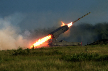  불 뿜으며 날아가는 로켓.. 러시아 군사장비 총출동                                                                                                                                                 