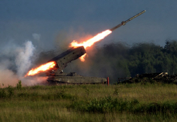  어마어마한 화력.. 러시아가 선보인 로켓 발사기                                                                                                                                                    