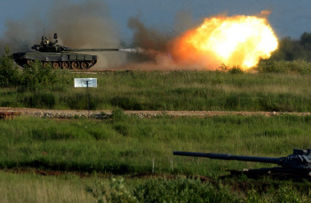  불 뿜는 러시아 T-90 탱크, 국제군사기술포럼 등장                                                                                                                                                  