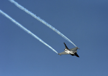 다소 라팔 전투기, 연기 내뿜으며 비행                                                                                                                                                              