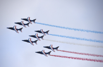 프랑스 국기를 하늘에 새기는 패트롤 `2015 파리 에어쇼`                                                                                                                                             