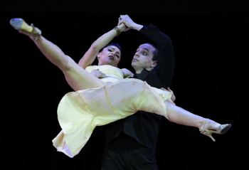 남성 파트너의 가슴 위를 날으는 여성 댄서                                                                                                                                                          