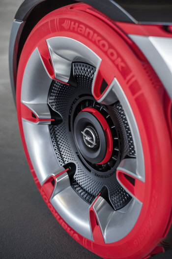 오펠 'GT 콘셉트카', 정렬적 타이어 휠                                                                                                                                                    