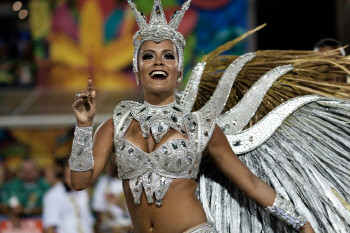  `브라질 카니발` 온몸으로 환히 밝히는 삼바 미녀                                                                                                                                                   