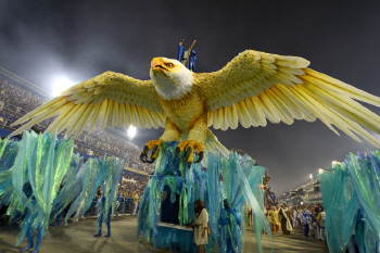  `브라질 카니발` 퍼레이드에 등장한 거대한 황금 독수리                                                                                                                                             