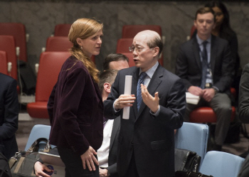  유엔 안보리 회의 앞두고 대화하는 미·중 유엔대사                                                                                                                                                 
