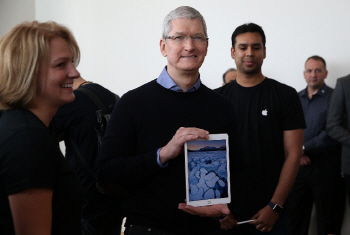  애플 팀 쿡 CEO, 9.7인치 `아이패드 프로` 손에 들고                                                                                                                                                