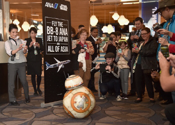 깜짝 등장한 스피로 `BB-8`에 공항 북새통                                                                                                                                                           