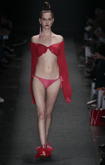 브라질 상파울루 패션위크, 강렬 '레드 비키니'                                                                                                                                            