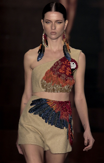 브라질 패션위크, `앵무새 한 마리가…`                                                                                                                                                             