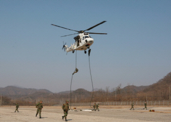  한국형 헬기 ‘수리온’ 레펠 훈련                                                                                                                                                                 