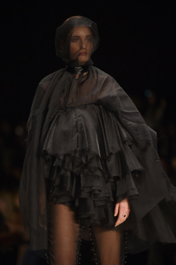  검은 베일 의상에 싸인 여성 모델                                                                                                                                                                  