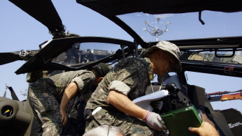  `아파치 가디언` 입국, 내부 상태 체크하는 육군                                                                                                                                                    