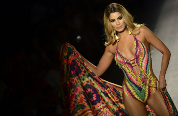 콜롬비아모다 패션쇼, `브라질 살사 댄스의 느낌`                                                                                                                                                    