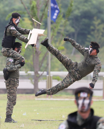  화려한 격파 시범                                                                                                                                                                                 