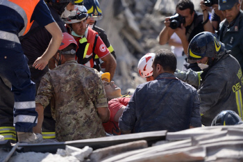이탈리아 지진, `구조되는 사람들`                                                                                                                                                                  
