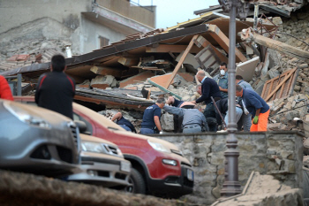 이탈리아 지진, `생존자 찾기에 열중`                                                                                                                                                               