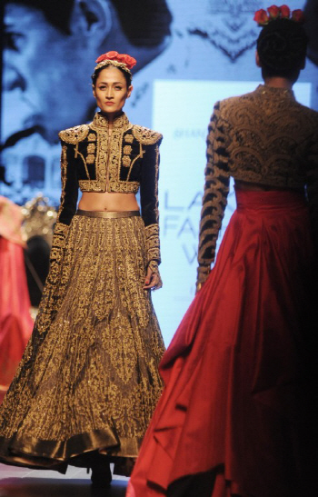  금빛 자수 장식이 돋보이는 인도 패션쇼 의상                                                                                                                                                       
