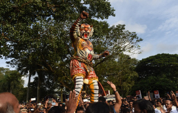 인도 오남 축제 현장서 펼쳐진 `풀리칼리`에 시선 집중                                                                                                                                                     