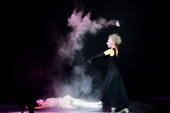 로트렉 쉘 댄스, `마법을 부리는 마녀`                                                                                                                                                              