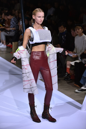 도쿄 아마존 패션위크, `가슴을 한껏 부풀린 채`                                                                                                                                                     