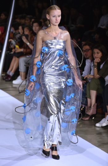 도쿄 아마존 패션위크, `비닐옷의 유행`                                                                                                                                                             