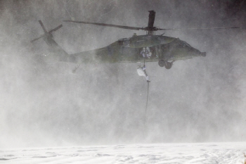  특전사 설한지 극복훈련..눈밭 위 헬기서 하강                                                                                                                                                      