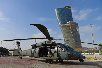  중동 건축물과 헬리콥터의 조화..IDEX                                                                                                                                                              