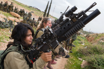  자신의 몸집만한 총 들고있는 이스라엘 여군                                                                                                                                                        