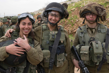  이스라엘 여군들, 마지막 훈련 기념 찰칵                                                                                                                                                           