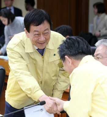 제7차 코로나19 대응 경제관계장관회의 참석한 진영 장관                                                                                                                                             