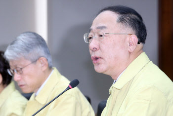 코로나19 대응 경제관계장관회의 주재하는 홍남기 경제부총리                                                                                                                                         