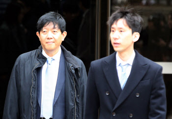 무죄 선고 받고 법원 나서는 이재웅 쏘카 대표-운영사 VCNC 박재욱 대표                                                                                                                               