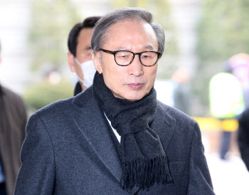 '다스 의혹' 이명박, 2심 징역 17년 선고                                                                                                                                                  