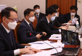 국회 정상화, '마스크 착용한 입법조사관들'                                                                                                                                               