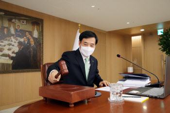 마스크 쓰고 의사봉 두드리는 이주열 한국은행 총재                                                                                                                                                  
