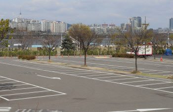 '사회적 거리두기'로 통제된 여의도 한강공원 주차장                                                                                                                                       
