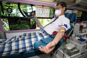 혈액 수급 빨간불에 '사랑나눔 헌혈’ 동참한 통일부 장관                                                                                                                                       