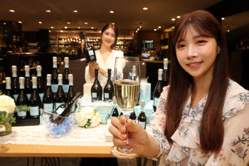 롯데백화점이 아시아 최초로 선보인 이태리 스파클링 와인 '라 마르카 루미노레'                                                                                                             