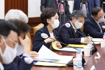 정 총리의 발언 경청하는 김현미 장관                                                                                                                                                               