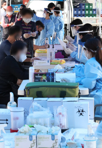 '케네디상가 집단감염' 코로나19 검사 받는 상인들                                                                                                                                         