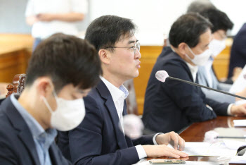 '경제중대본 금융리스크 대응반 회의' 주재하는 손병두 부위원장                                                                                                                            