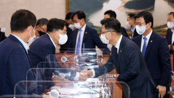 의원들과 인사 나누는 김현수-문성혁                                                                                                                                                                