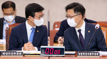 이야기 나누는 문성혁 해수부 장관-김현수 농림부 장관                                                                                                                                               