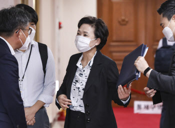 김현미 장관, 회의 참석에 앞서 관계자들과 대화                                                                                                                                                     