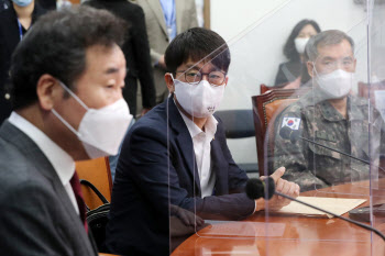 더불어민주당 찾아 북한 해역 실종 선원 피격 사건 보고하는 박재민 국방부 차관                                                                                                                       