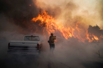 미 서부 '악마의 바람'에 산불 확산…미 한인 거주지 7만명 대피령                                                                                                                                
