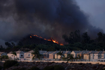  '악마의 바람'에 주택가로 확산하는 미 서부 산불                                                                                                                                         